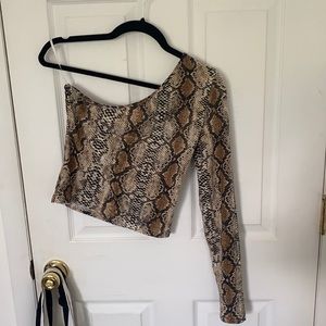 One sleeve snake print cropped top